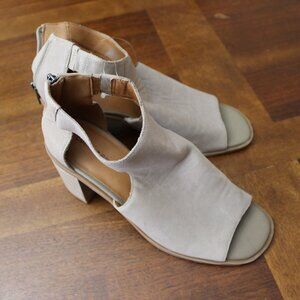 Lucky Brand Beige Open Toe Tarrinax Sandal NWOB